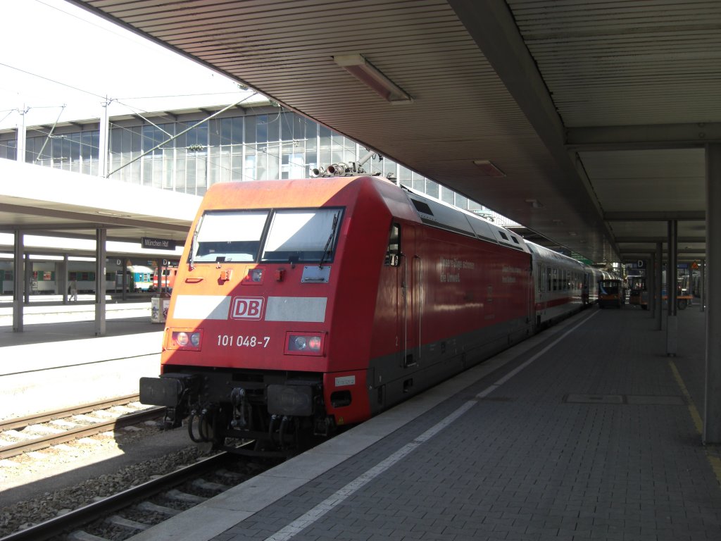 101 048-7 kurz vor der Abfahrt aus dem M�nchner Hauptbahnhof am 31. August 200.