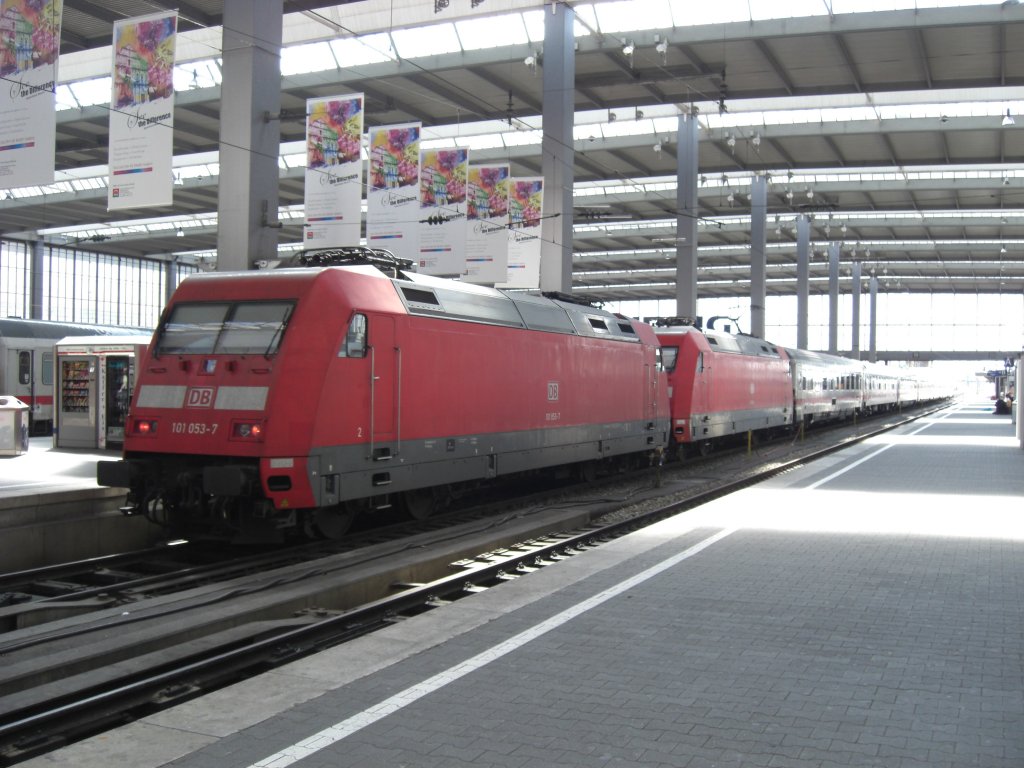 101 053-7 mit einer Schwesterlok im M�nchner Hauptbahnhof am 31. Mai 2008.