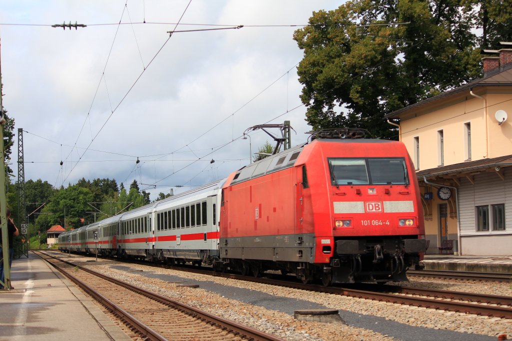 101 064 durchf�hrt am 16. August 2012, aus M�nchen kommend, den Bahnhof von  Assling .