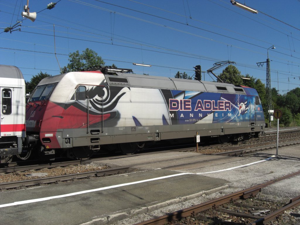 101 070-1 wirbt f�r die  Adler-Mannheim . Aufgenommen am 1. August 2012
in Traunstein.
