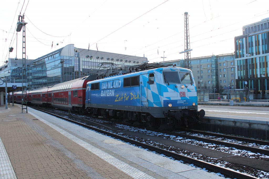 111 017-0 diesmal am 15. Januar 2012 bei der Aufahrt aus dem M�nchner Hauptbahnhof.