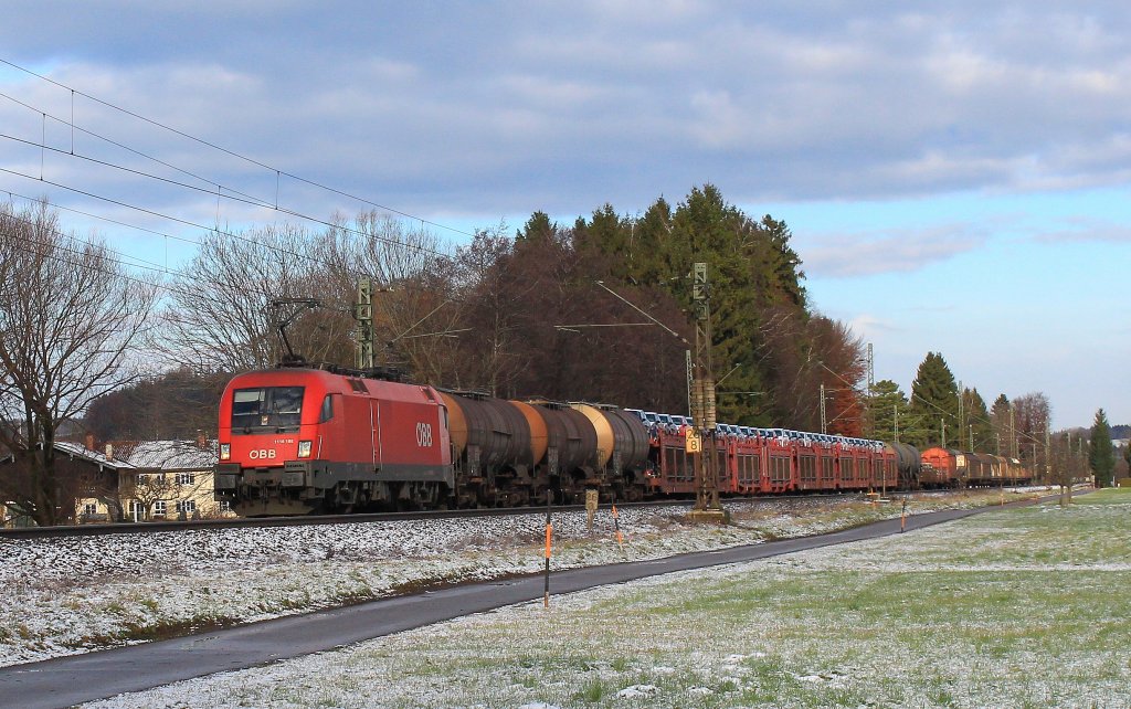 1116 195 ist mit einem G�terzug am 5. Dezember 2012 zwischen Prien und Bernau unterwegs.