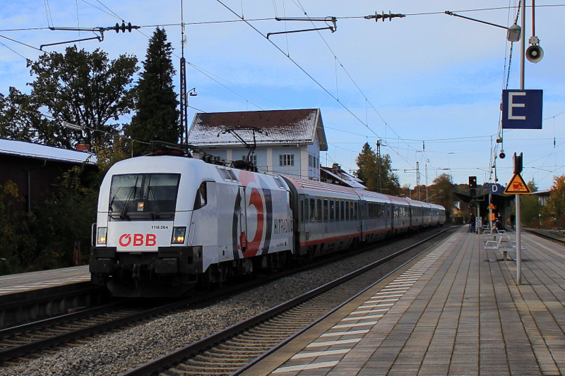 1116 264 ist seit kurzem als  �3 Hitradio -Werbelok unterwegs. aufgenommen am 30. Oktober 2012 bei der Durchfahrt des Bahnhofs von Prien am Chiemsee.