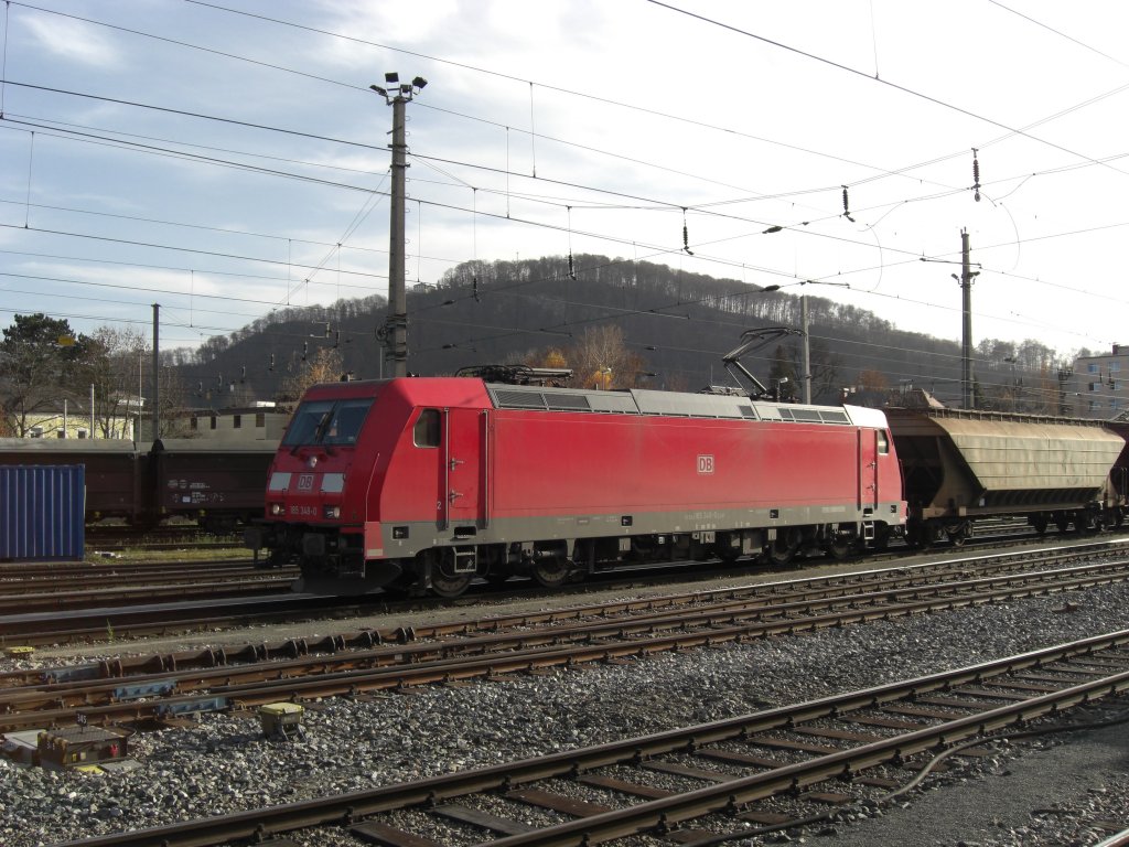 185 348-0 kurz vor der Abfahrt aus dem Salzburger Hauptbahnhof. Festgehalten am
21. November 2009.