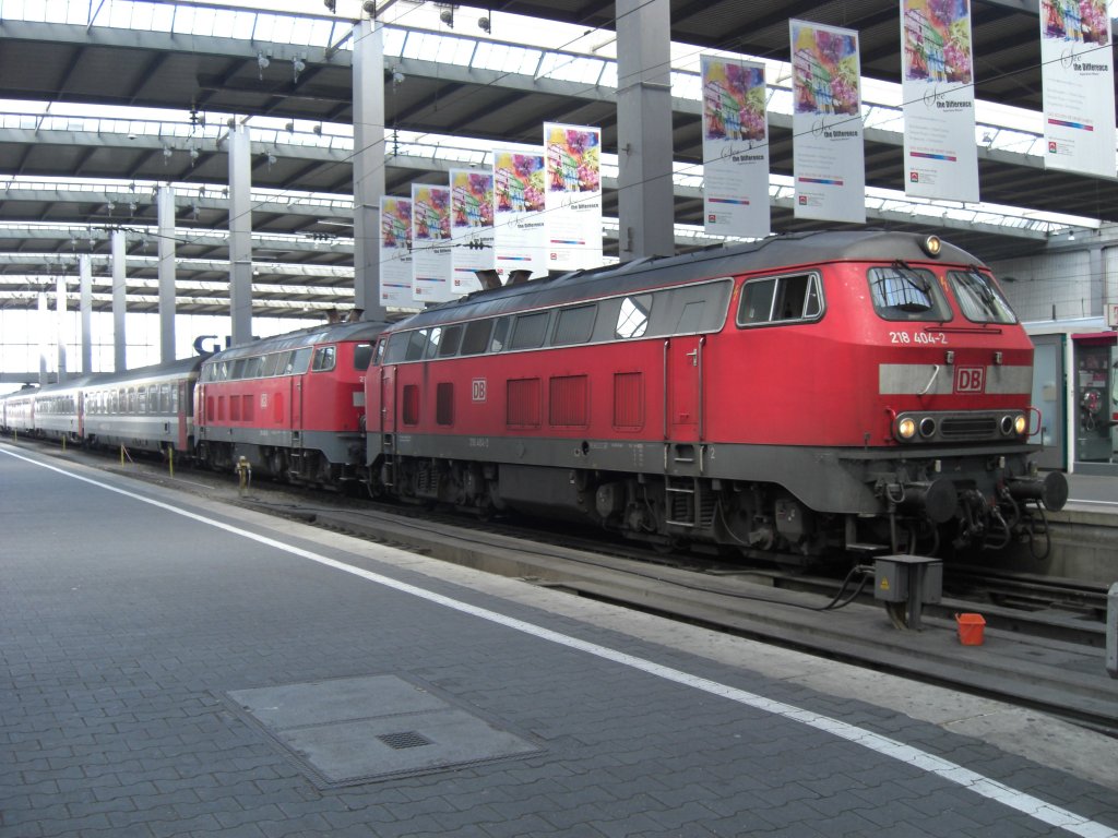218 404-2 und 215 402 im M�nchner Hauptbahnhof kurz nach der Einfahrt.