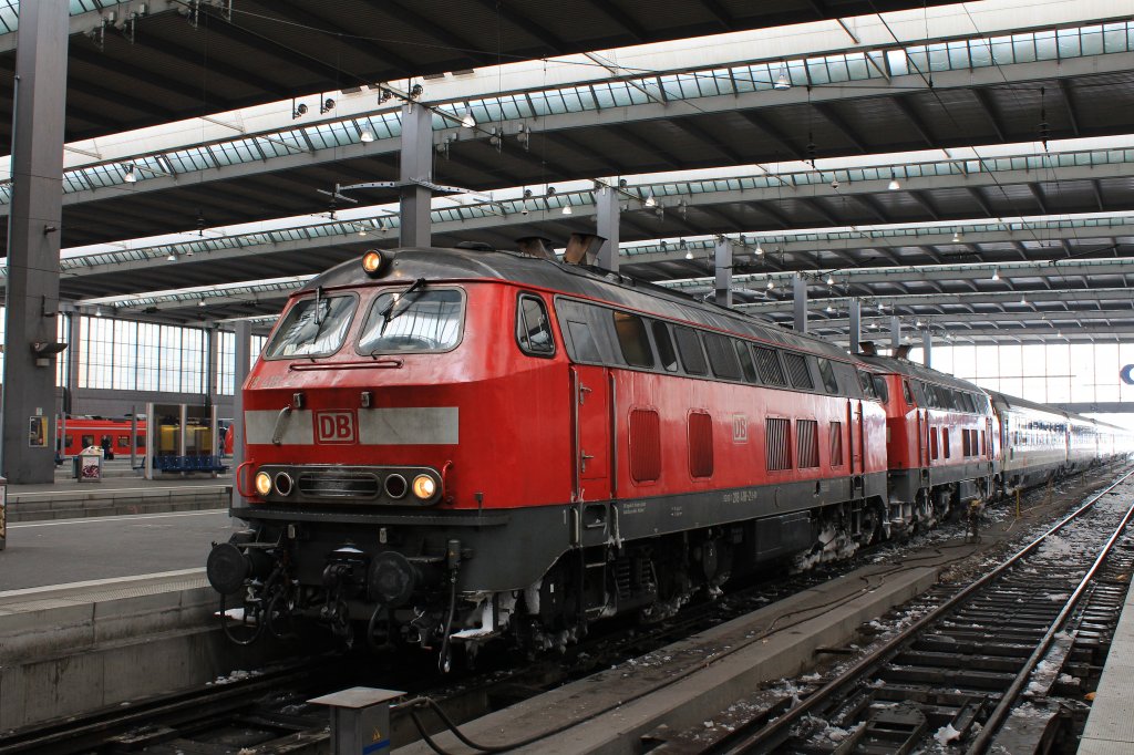 218 418-2 und 218 403-4 kamen soeben aus Lindau im M�nchner Hauptbahnhof an. Aufgenommen am 21. Januar 2013.