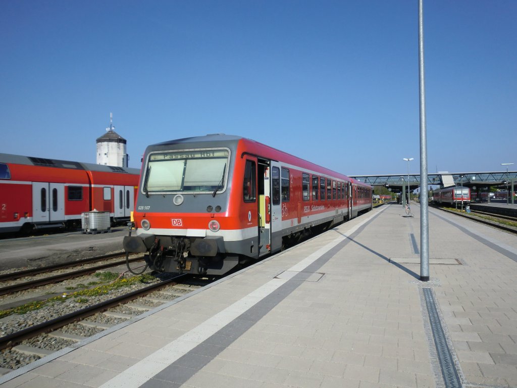 628 567 traf soeben von Passau kommend in M�hldorf ein. Aufgenommen am 17. April 2011.
