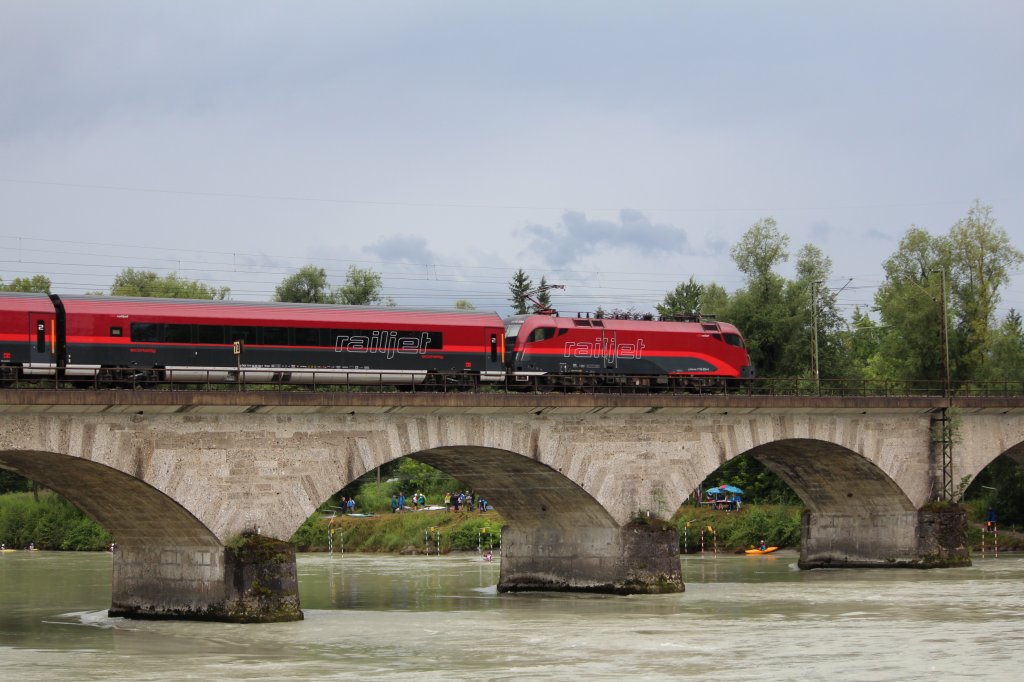 Diese Railjet-Garnitur �berquert am 14. Juli 2012 den Inn bei Rosenheim.