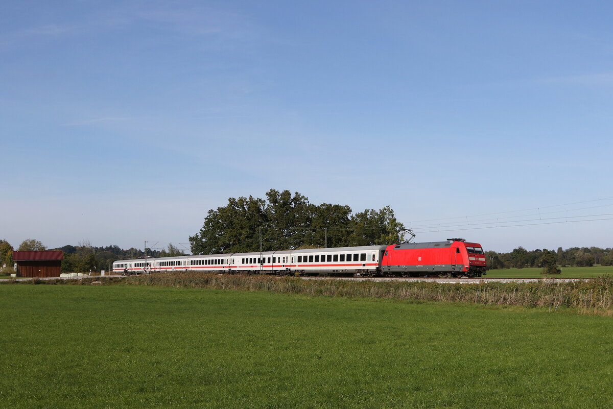 101 026 mit dem  IC K�nigssee  auf dem Weg nach Freilassing. Aufgenommen am 2. Oktober 2021 bei Bernau am Chiemsee.