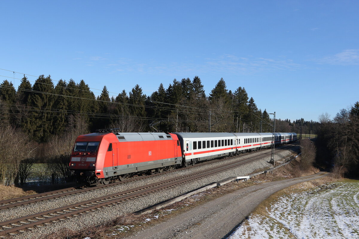 101 042 mit dem  IC-K�nigssee  am 9. Februar 2022 bei Grabenst�tt im Chiemgau.