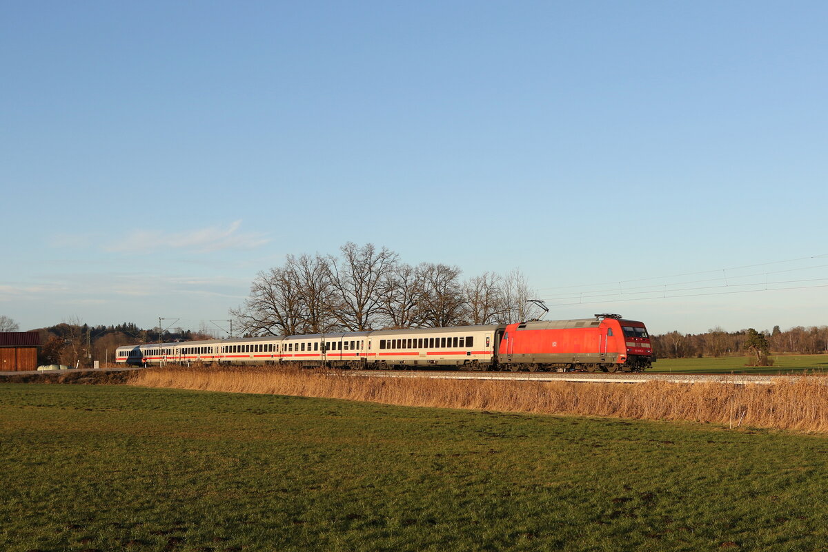 101 055 mit dem  IC K�nigssee  am 31. Dezember 2021 bei Bernau am Chiemsee.