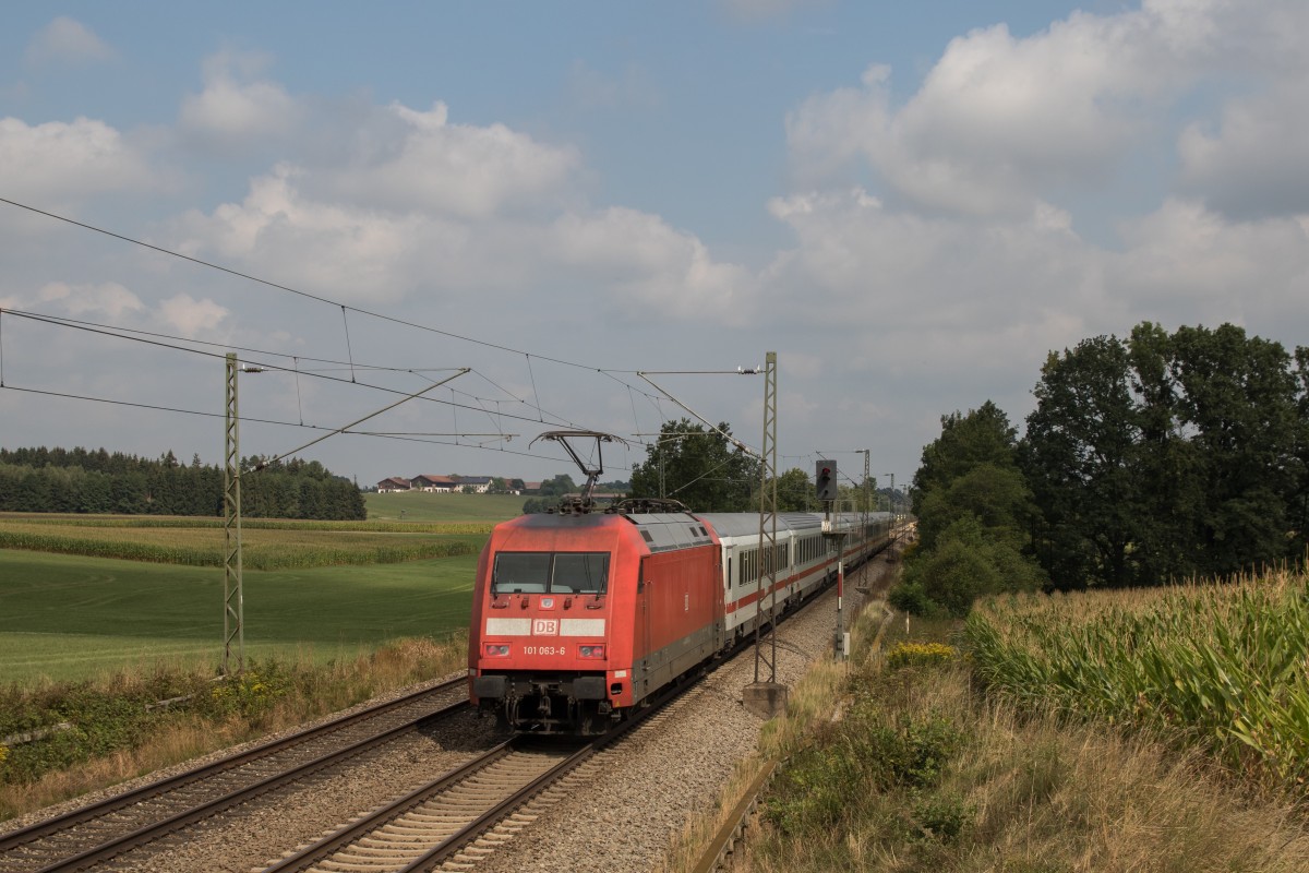 101 063-6 war am 20. August 2015 bei Hilperting in Richtung M�nchen unterwegs.