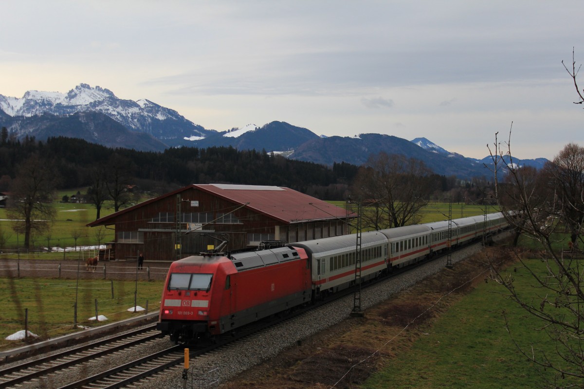 101 069-3 am 23. Dezember 2012 bei �bersee am Chiemsee.