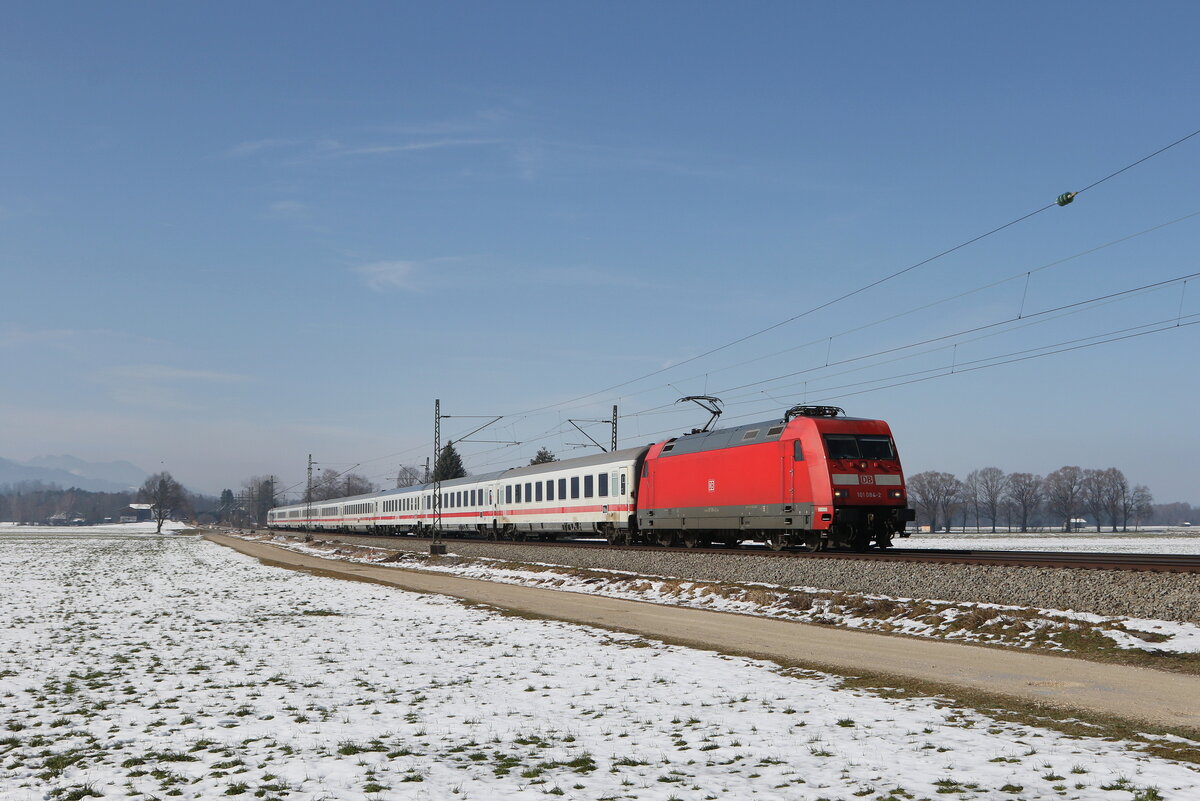 101 084 war am 2. M�rz 2023 mit einem  EC  bei �bersee am Chiemsee in Richtung Salzburg unterwegs.