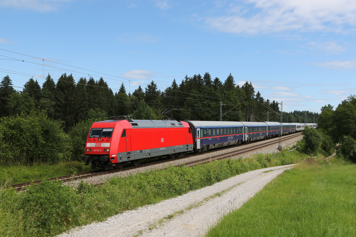 101 127 mit einem  Night-Jet  aus Salzburg kommend am 5. Juli 2020 bei Grabenst�tt.