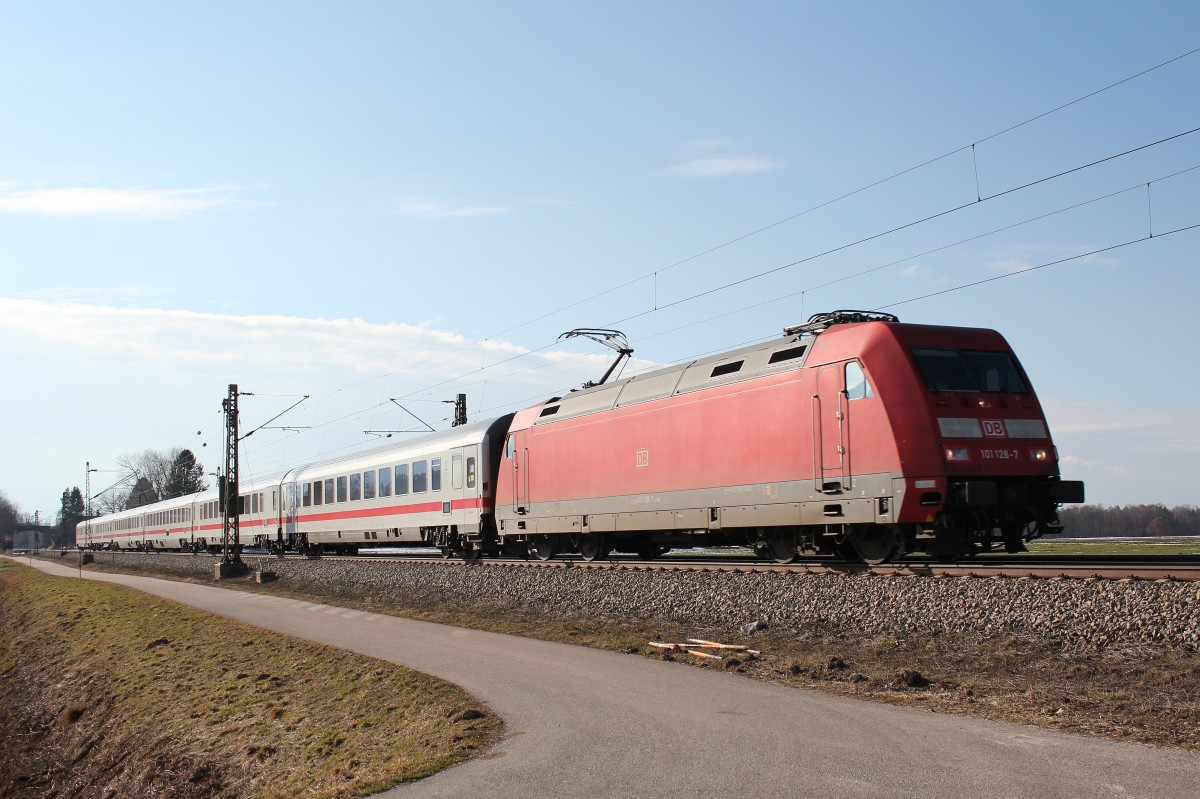 101 128-7 auf dem Weg nach Salzburg am 27. Februar 2015 bei �bersee am Chiemsee.