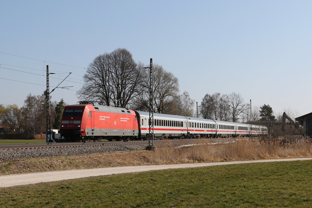 101 135 mit dem  IC K�nigssee  aus Freilassing kommend am 28. M�rz 2022 bei �bersee am Chiemsee.