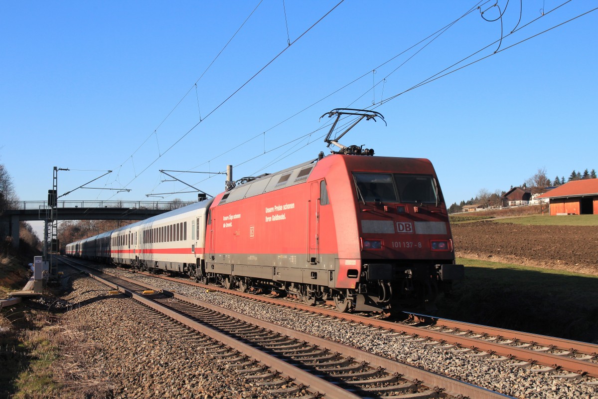101 137-8 am 14. Dezember 2013 aus Salzburg kommend zwischen Bergen und �bersee.