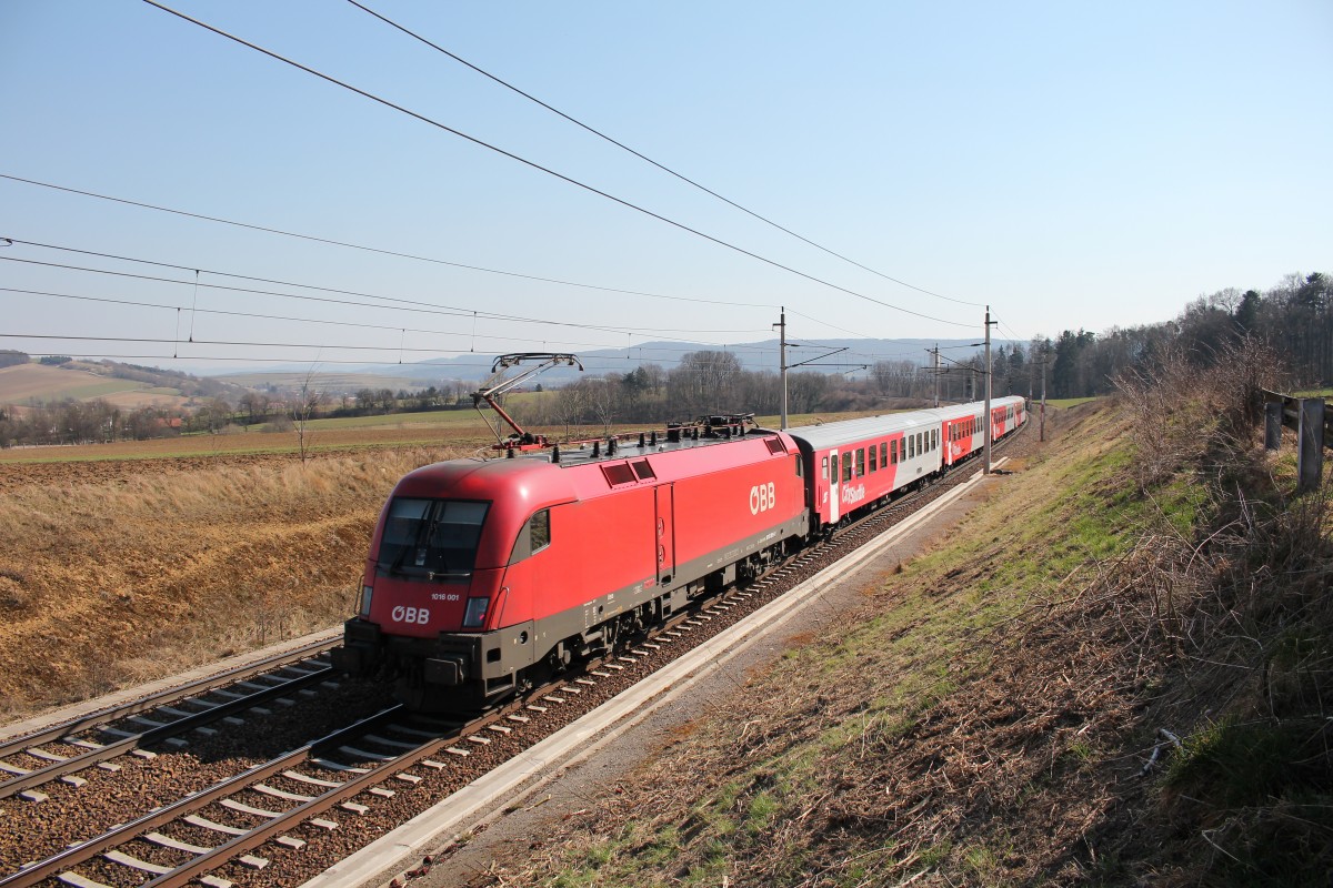 1016 001-8 schiebend an einem Regionalzug am 18. M�rz 2015 kurz vor B�heimkirchen.
