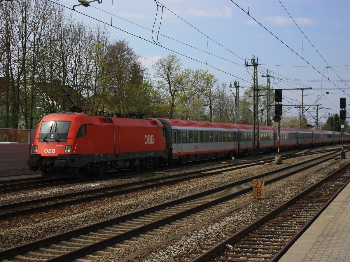 1016 001-8 war am 12. April 2014 auf dem Weg von M�nchen nach Salzburg. Aufgenommen im Bahnhof von Zorneding.