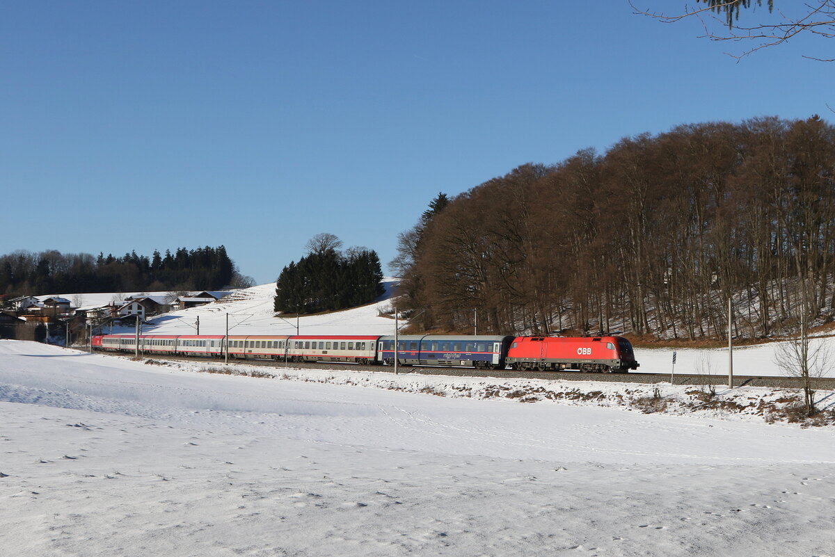 1016 003 war am 4. Januar 2026 mit einem  EC  bei Axdorf im Chiemgau in Richtung Salzburg unterwegs.