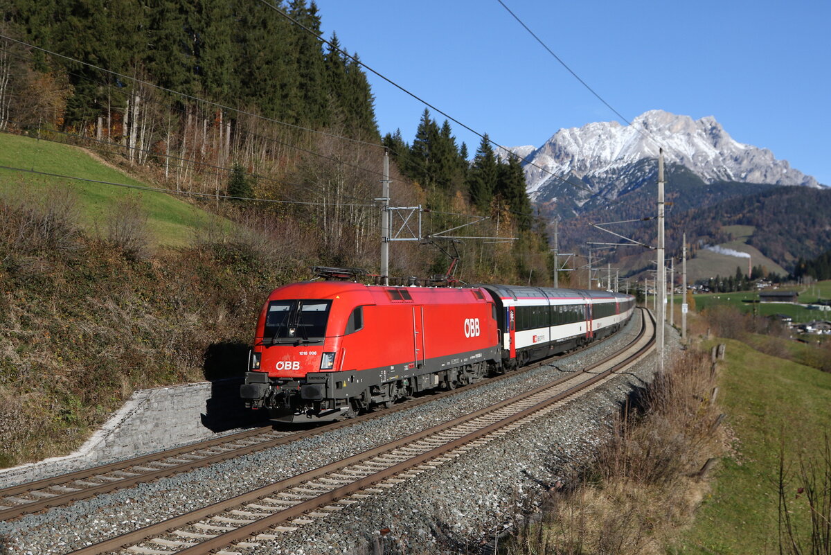1016 006 war mit dem  Transalpin  am 5. November 2025 aus Klagenfurt kommend bei Pfaffenschwend auf dem Weg nach Z�rich.