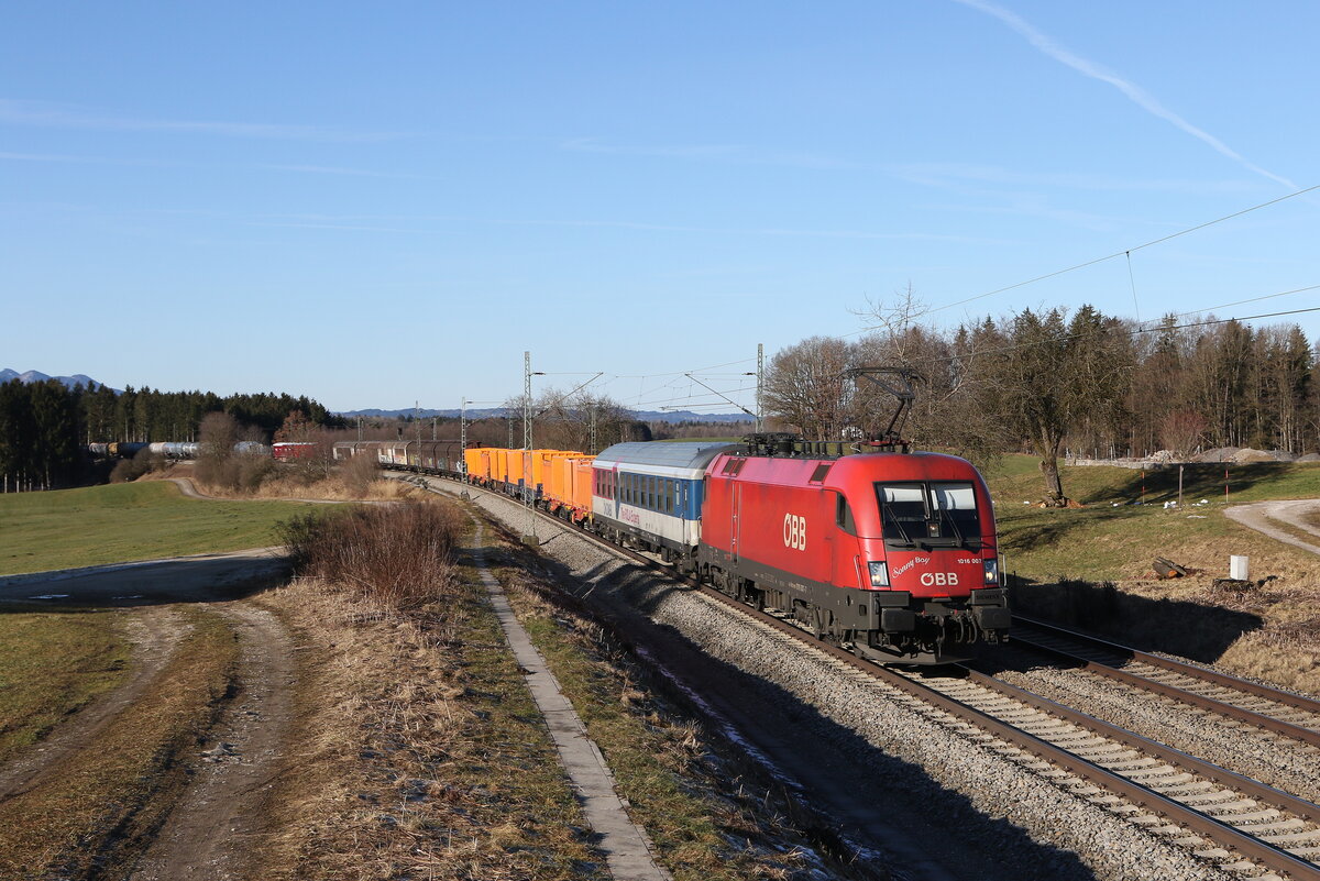 1016 007  Sunny Boy  mit einem  Mischer  auf dem Weg nach Salzburg am 10. Februar 2022 bei Grabenst�tt im Chiemgau.