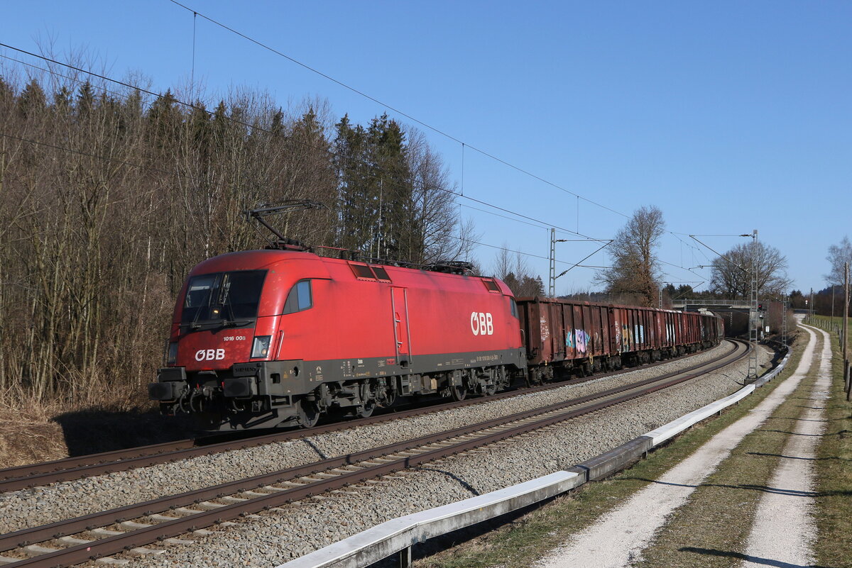 1016 008 mit einem gemischten G�terzug aus Salzburg kommend am 9. Februar 2023 bei Sossau im Chiemgau.
