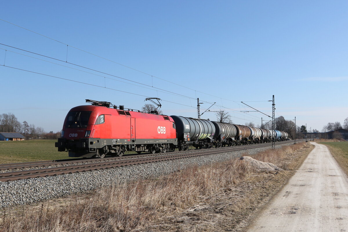 1016 008 mit einem Kesselwagenzug auf dem Weg nach M�nchen am 28. Februar 2022 bei �bersee am Chiemsee.