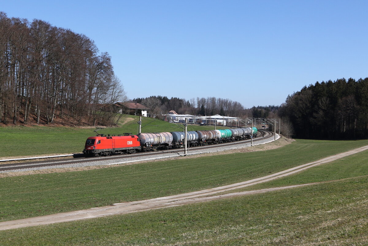 1016 009 war am 19. M�rz 2025 mit einem  Kesselwagenzug  bei Axdorf in Richtung M�nchen unterwegs.