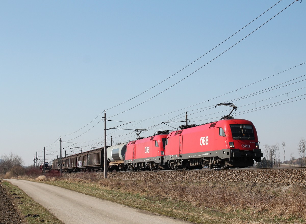 1016 010-9 und 1016 038-2 mit einem gemischten G�terzug am 18. M�rz 2015 bei Gro�sierning.