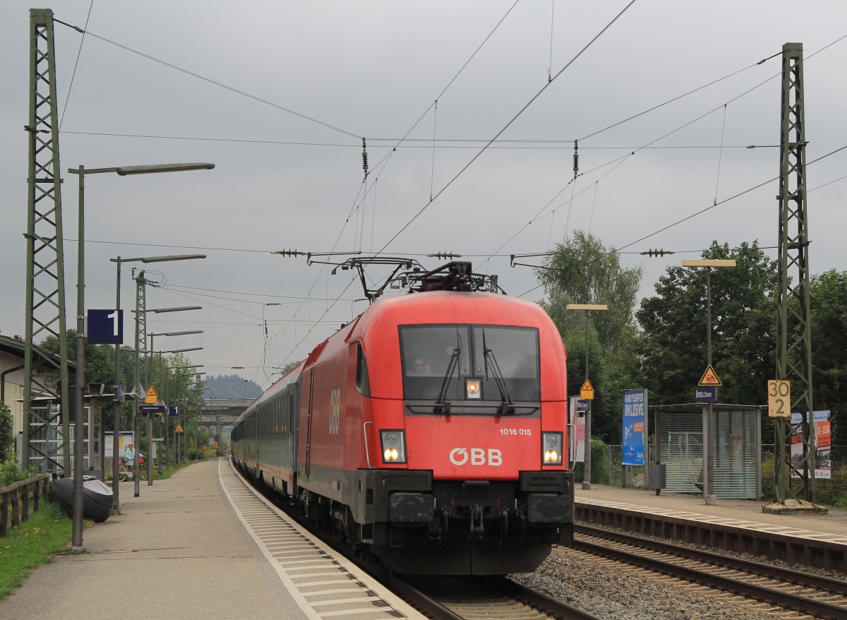 1016 015 durchf�hrt soeben den Bahnhof von Bernau am Chiemsee in Richtung Salzburg. Aufgenommen am 27. August 2013.