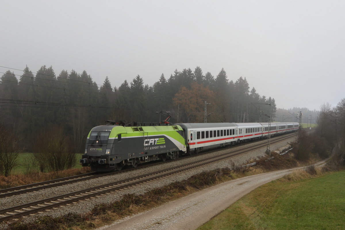 1016 016 mit dem  IC K�nigssee  leider im Nebel am 26. November 2020 bei Grabenst�tt im Chiemgau.
