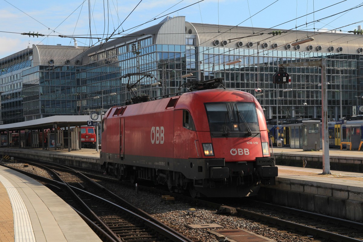 1016 019-2 beim rangieren am 26. Oktober 2014 im Aussenbereich des M�nchner Hauptbahnhofs.