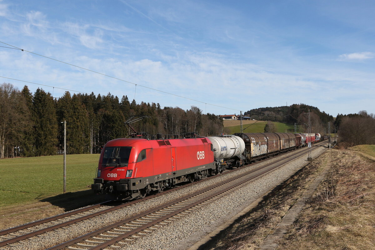 1016 023 mit einem gemischten G�terzug aus Salzburg kommend am 22. Februar 2023 bei H�tt im Chiemgau.
