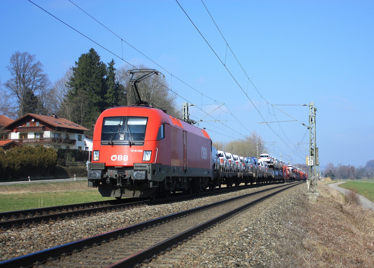1016 029-9 ist am 7. M�rz 2014 mit einem Autozug bei Weisham in Richtung Salzburg unterwegs.