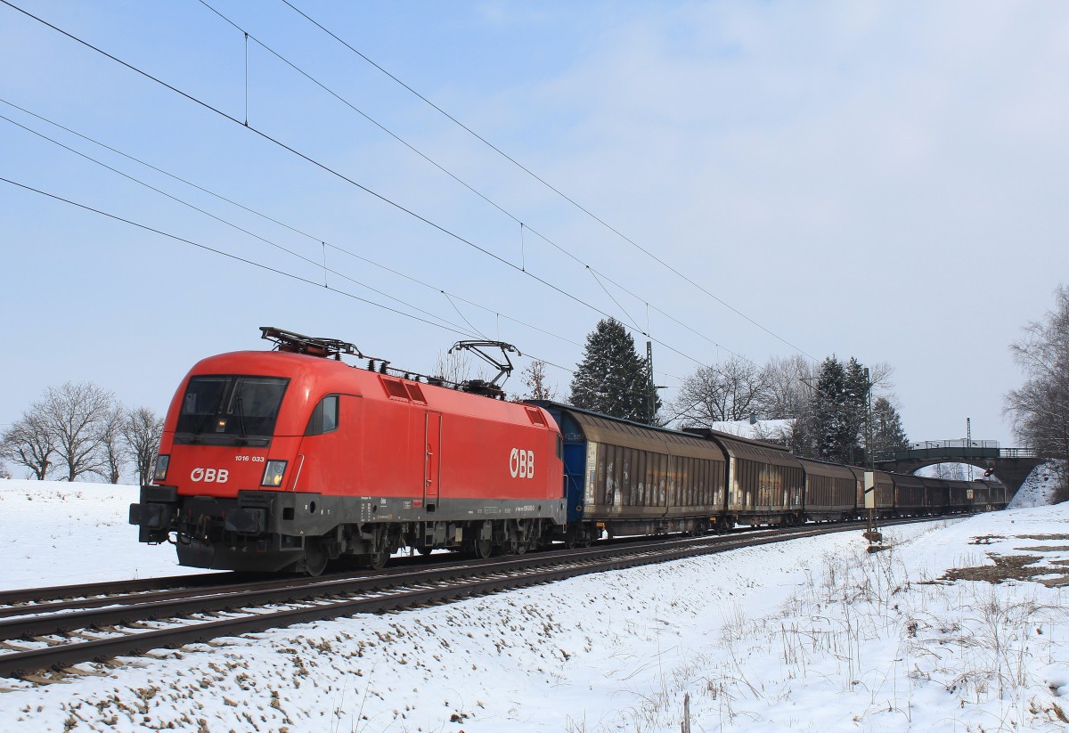 1016 033-1 mit einem G�terzug am 1. April 2013 bei �bersee.