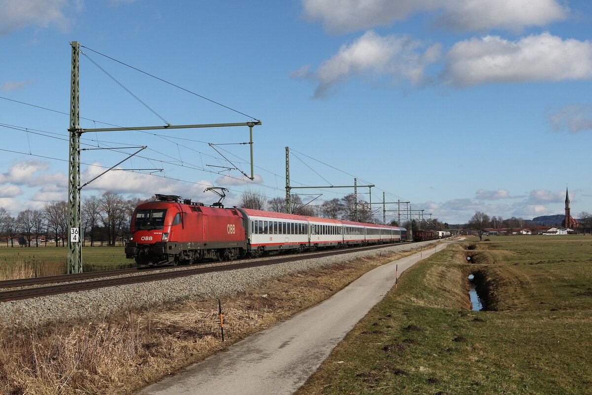1016 034 mit einem  EC  aus Salzburg kommend am 5. Februar 2022 bei �bersee.