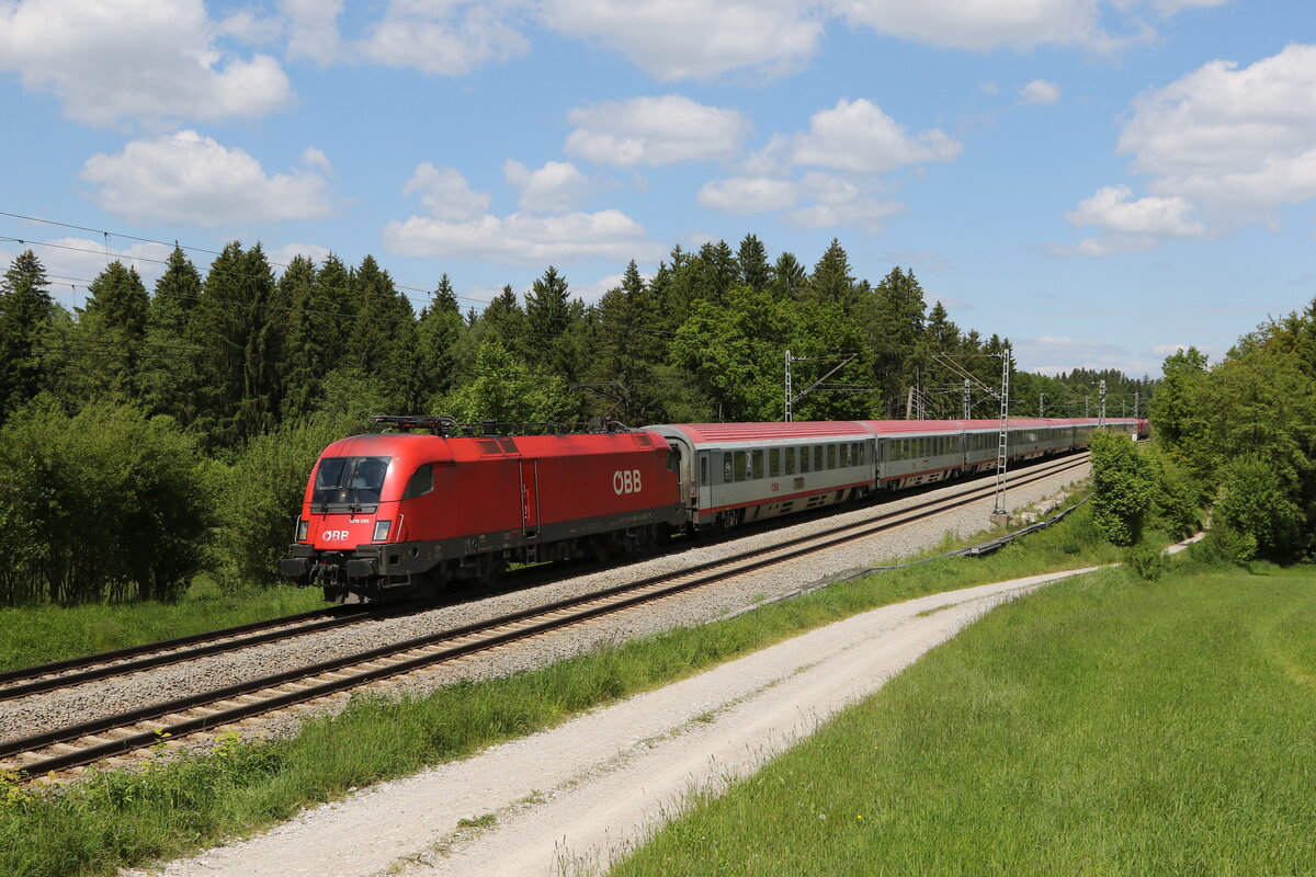 1016 035 mit einem  EC  am 30. Mai 2021 bei Grabenst�tt im Chiemgau.