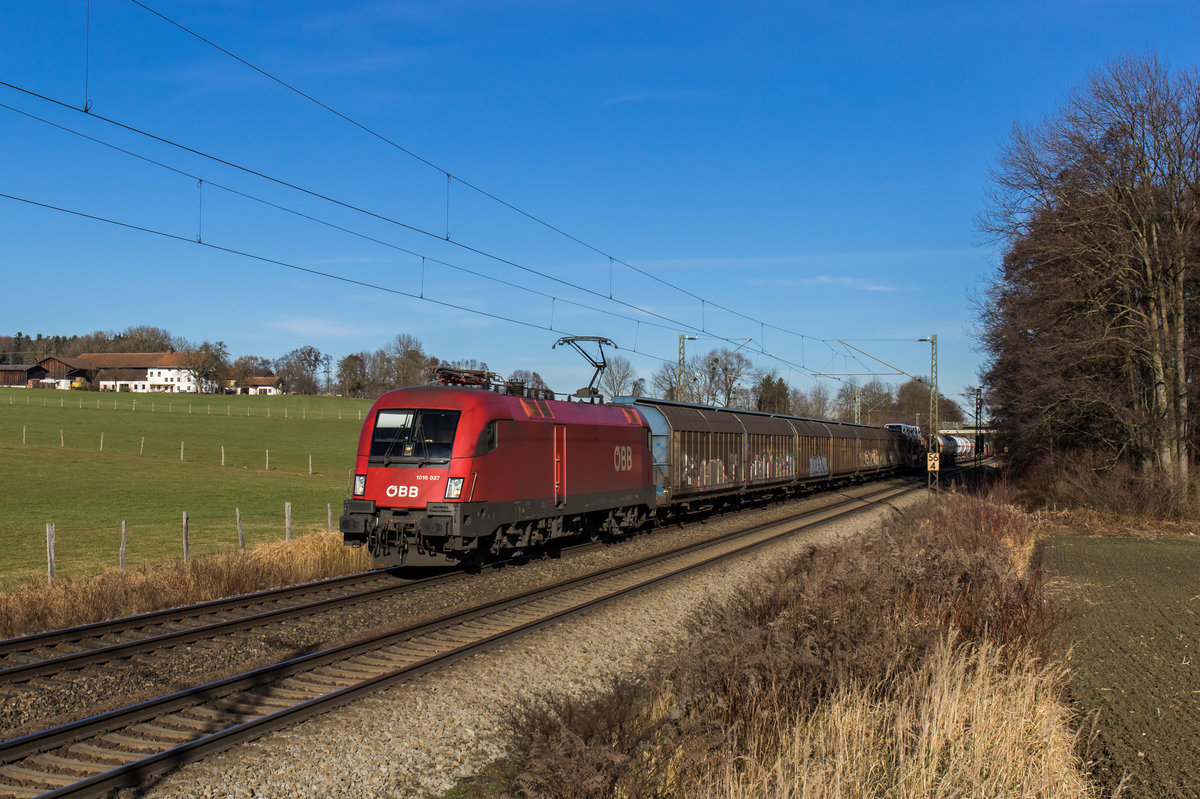 1016 037-4 mit einem gemischten G�terzug am 10. Dezember 2016 bei Vogl.