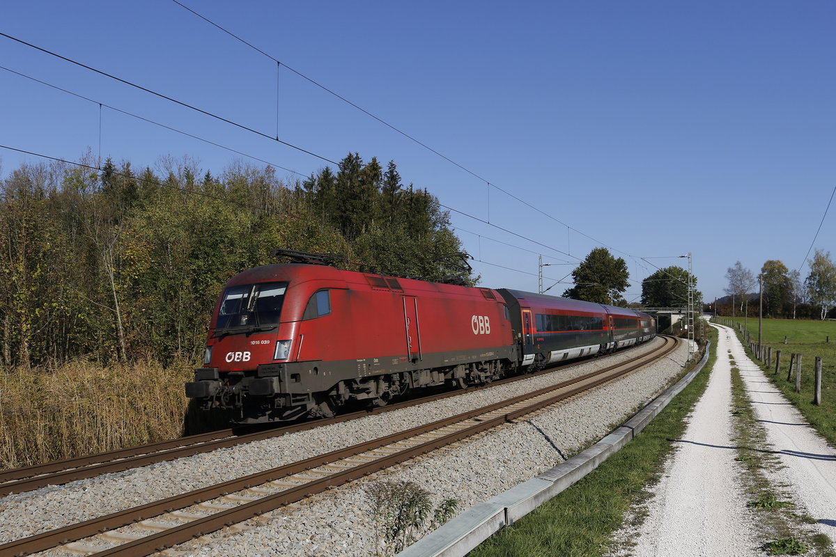 1016 039 mit einer  Railjet-Garnitur  aus Salzburg kommend am 22. Oktober 2018 bei Grabenst�tt.