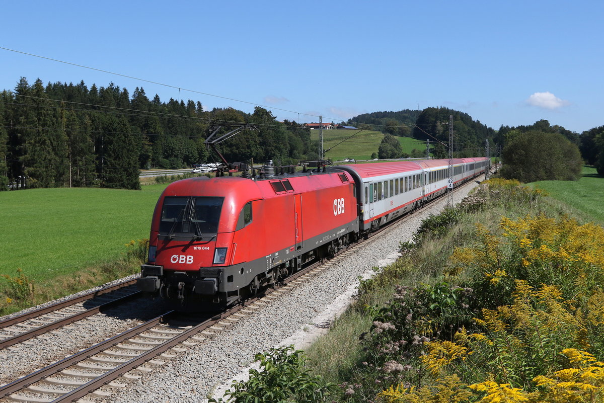 1016 044 am Zugende eines  EC . Aufgenommen am 9. September 2020 bei Grabenst�tt im Chiemgau.