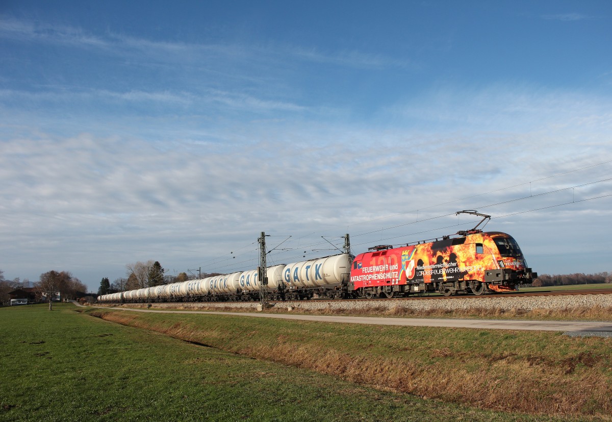 1016 048-1 der  Feuerwehr-Taurus  mit einem Kesselwagenzug auf dem Weg nach Salzburg. Aufgenommen am 28. November 2015 bei �bersee am Chiemsee.