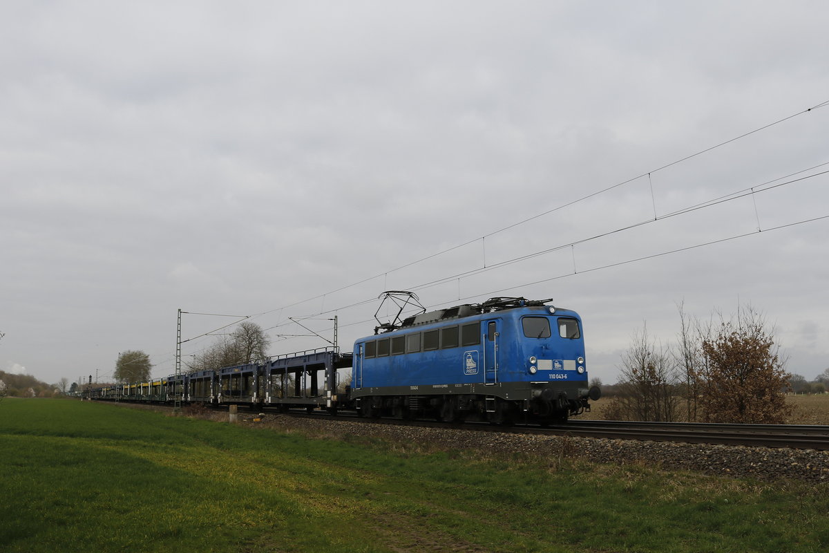 110 043 von  PRESS  mit einem leeren Autowagenzug am 28. M�rz 2019 bei Bremen-Mahndorf.