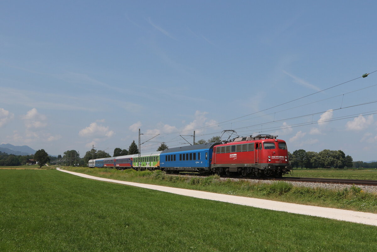 110 491 war am 24. Juli 2022 mit dem  Alpen-Sylt-Nachtexpress  bei �bersee am Chiemsee in Richtung Salzburg unterwegs.
