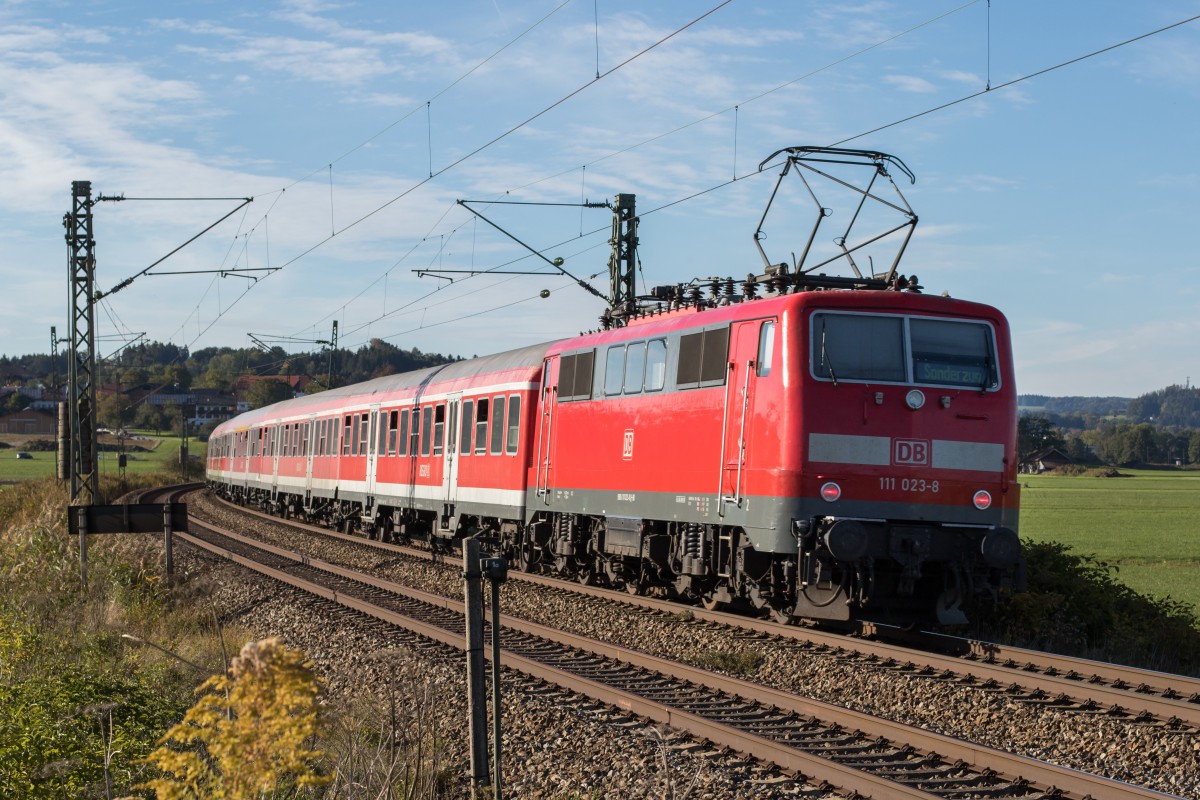 111 023-8 schiebt am 5. Oktober 2015 bei Bernau am Chiemsee einen Fl�chtlingszug von Freilassing kommend in Richtung M�nchen. 