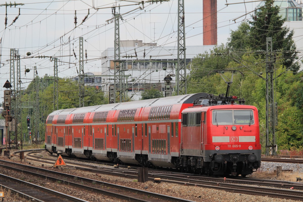 111 065-9 schiebend am 26. August 2013 am Heimeranplatz in M�nchen.