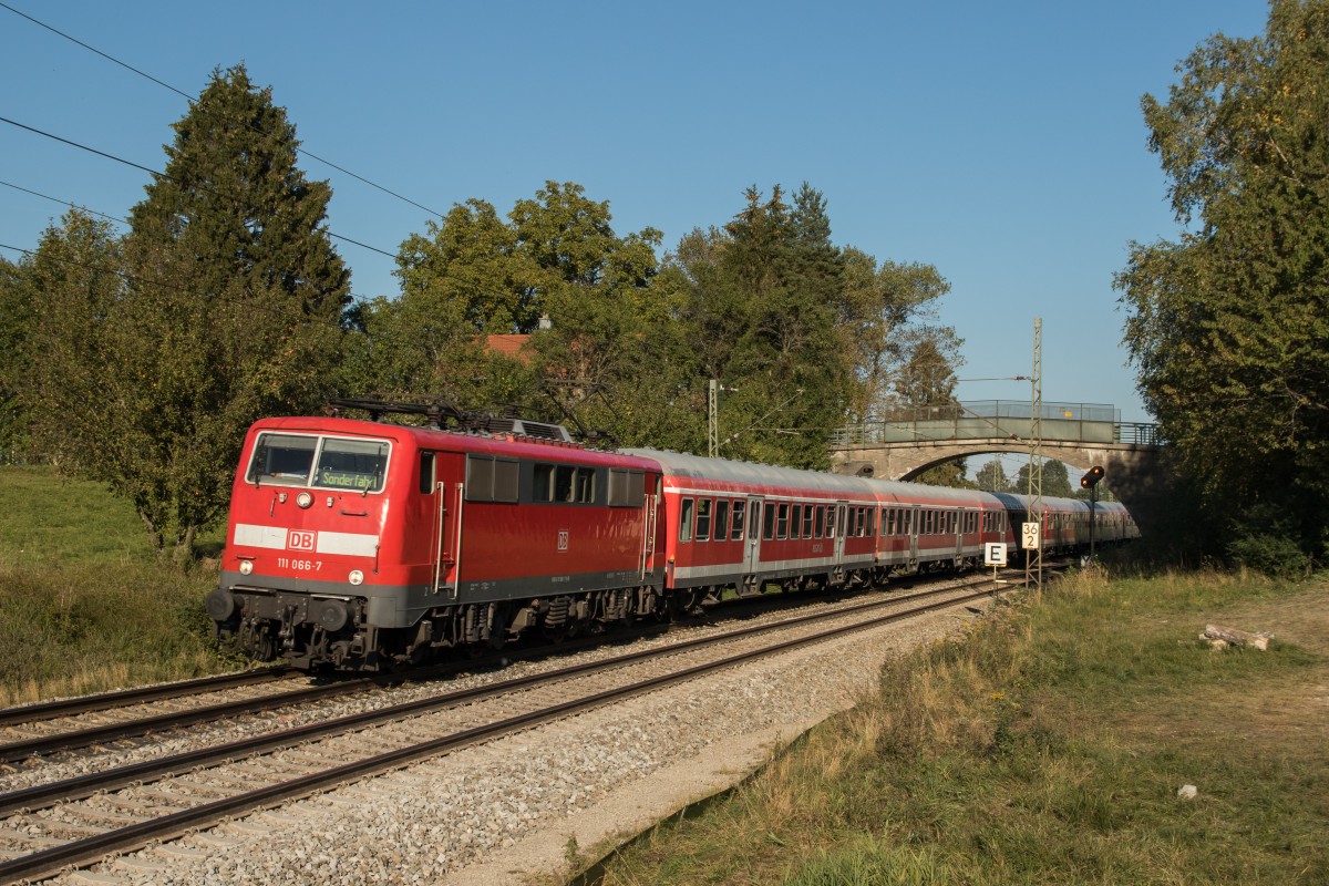 111 066-7 mit einem Fl�chtlingssonderzug am 2. Oktober 2015 bei Grabenst�tt.