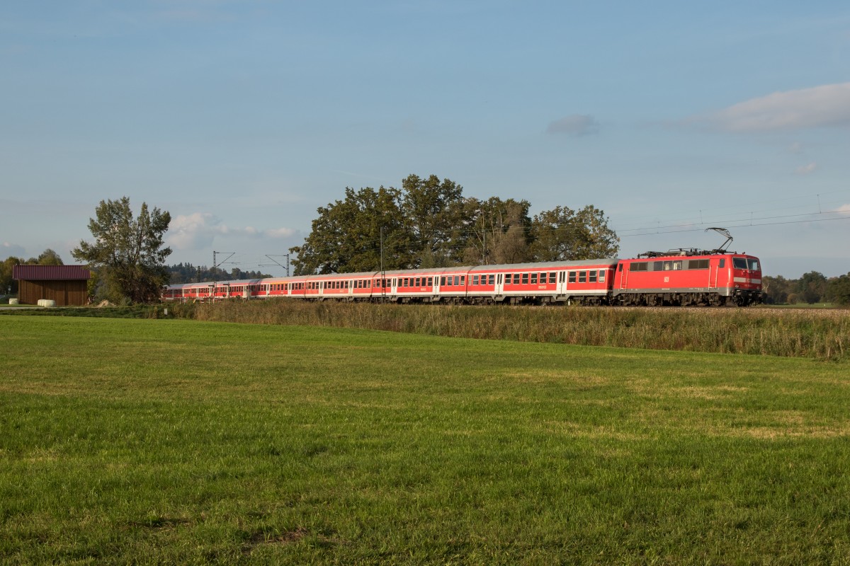 111 130-1 mit einem Fl�chtlingszug am 9. Oktober 2015 bei Weisham.