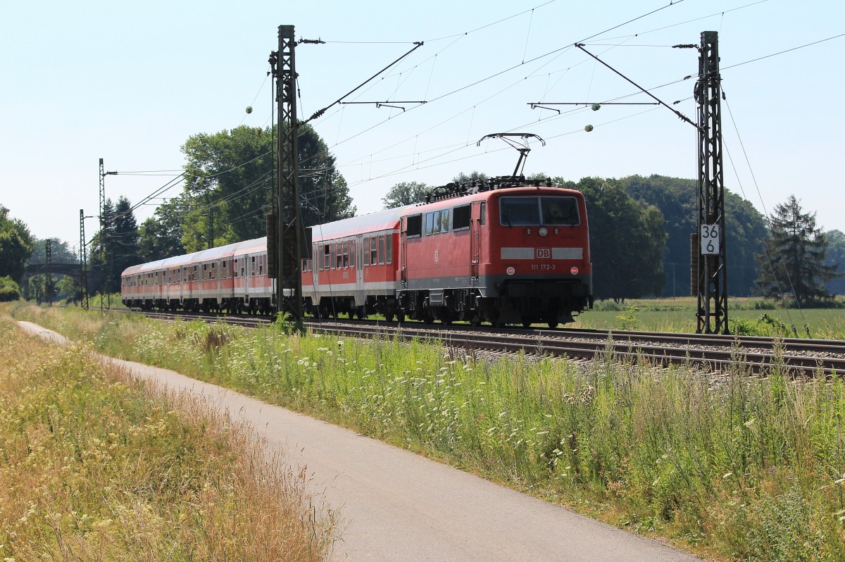 111 172-3 schiebend an einem Regionalzug auf dem Weg von Salzburg nach M�nchen. Aufgenommen am 21. Juli 2013 2013 bei �bersee.